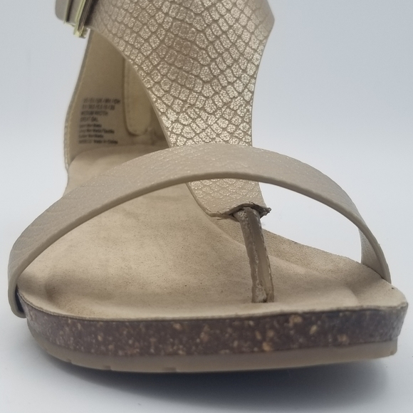 NWOT Kenneth Cole Reaction Great Gal T-Strap Wedge Sandals, Soft Gold, Size 8.5 - Picture 6 of 16